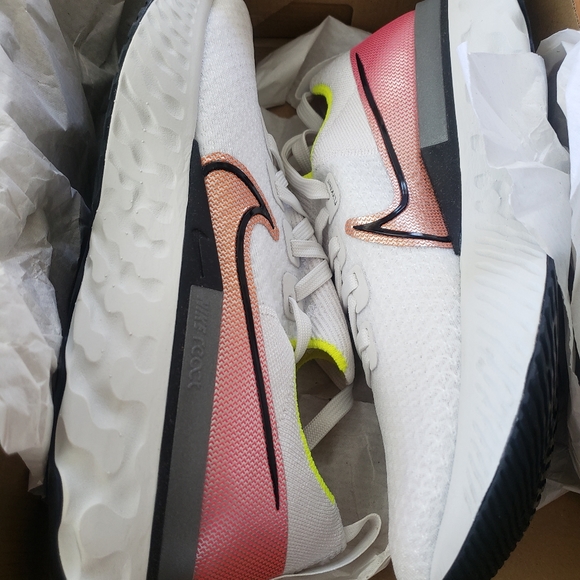 Nike React Infinity Run Flyknit M7.5 - Picture 2 of 8